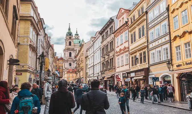 Rua movimentada em Praga