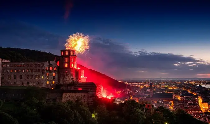 A cidade de Heidelberg oferece excelentes exibições de fogos de artifício durante o verão
