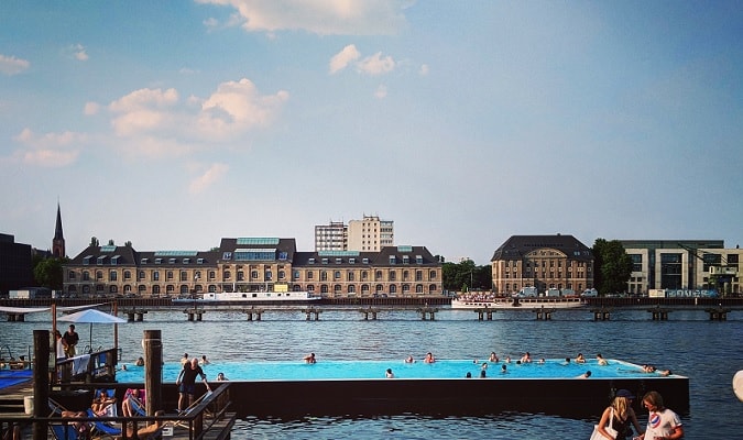 Piscina no rio em Berlim para os dias quentes de verão